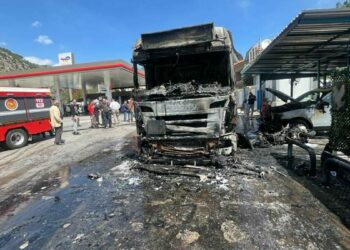 Akaryakıt istasyonunda mazot yüklü tanker alev aldı; 3 araç yandı