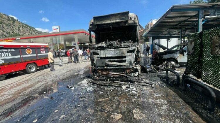 Akaryakıt istasyonunda mazot yüklü tanker alev aldı; 3 araç yandı