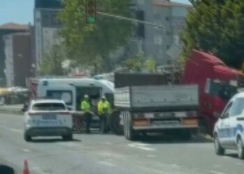 Silivri'de bariyere çarpan TIR'ın şoförü öldü