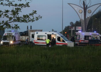 Rize’de otomobil kamyona çarptı; 1’i bebek, 6 yaralı