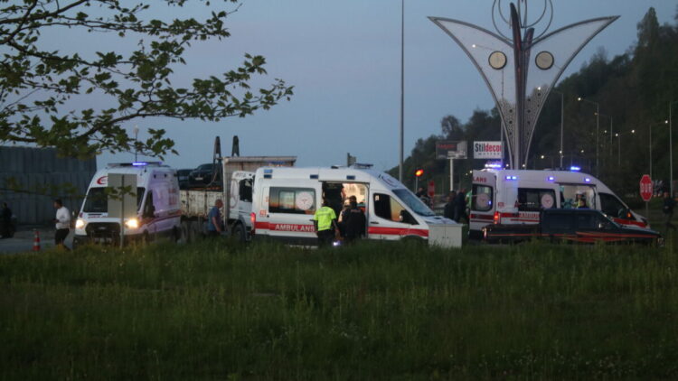 Rize’de otomobil kamyona çarptı; 1’i bebek, 6 yaralı