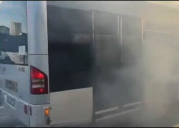 Kağıthane'de metrobüsün motor kısmında çıkan yangın söndürüldü