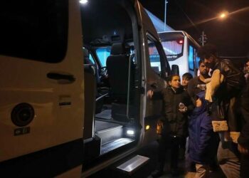 İzmir’de göçmen botu yarı batık halde bulundu: 1 çocuk öldü, 43 kişi kurtarıldı