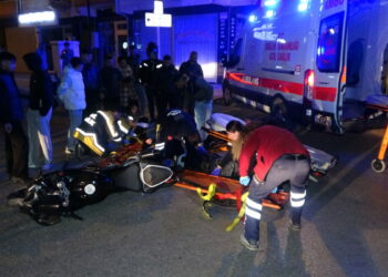 Motosikletle kamyonetin çarpıştığı kaza kamerada; 2 yaralı