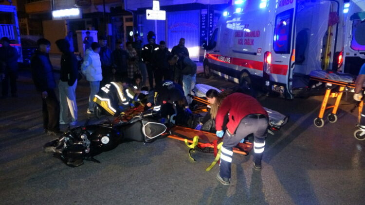 Motosikletle kamyonetin çarpıştığı kaza kamerada; 2 yaralı