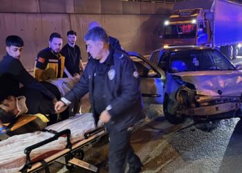 Bursa'da bariyerlere çarpan otomobilin sürücüsü yaralandı