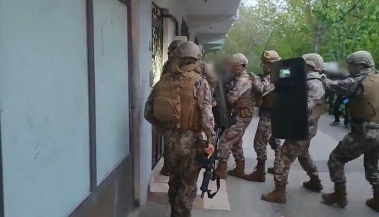 Kıraathane görünümlü kumarhanelerde kadınları kullanıp çiftçileri borçlandırmışlar; 14 gözaltı
