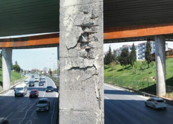 Esenyurt'ta beton parçaları dökülen köprünün paslanan demirleri ortaya çıktı