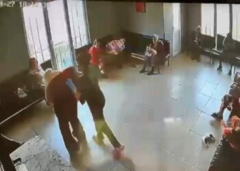 Beylikdüzü'nde bakımevi çalışanı 2 hastayı darbedip yüzüne tükürdü