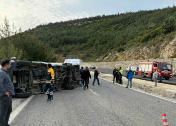 Kuşadası'nda otomobil ile minibüs çarpıştı: 12 yaralı