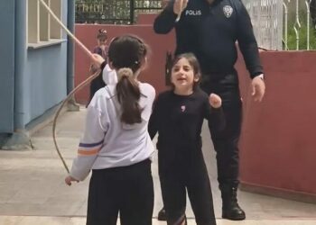 Zonguldak’ta okulda görevli polis, çocuklarla ip atladı