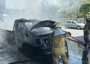 Hareket halindeyken alev alan kamyonet kullanılamaz hale geldi