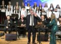 Okul müdürünün çocuk korosuyla söylediği şarkı milyonlarca izlendi