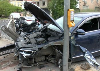 Ataşehir'de sürücüsünün direksiyon hakimiyetini kaybettiği otomobil bariyerlere çarptı