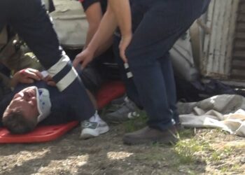 Silivri'de şoförü direksiyon başında bayıldı; kamyonet refüje çarparak takla attı
