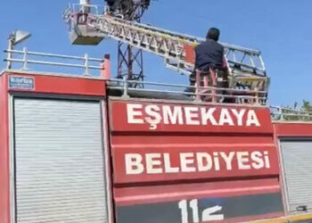 Tamir etmek için çıktığı elektrik direğinde akıma kapılıp mahsur kaldı