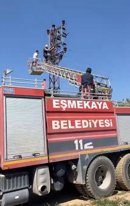 Tamir etmek için çıktığı elektrik direğinde akıma kapılıp mahsur kaldı