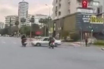 Otomobil ile 2 motosikletin çarpıştığı kaza kask kamerasında
