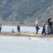 Bariyeri aşıp, kumsala uçan otomobilden yara almadan kurtuldular