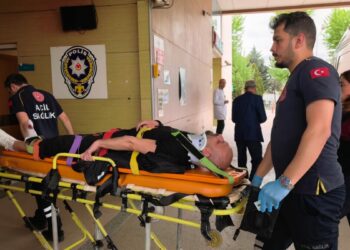 Devrilen motosikletin sürücüsü polis memuru yaralandı