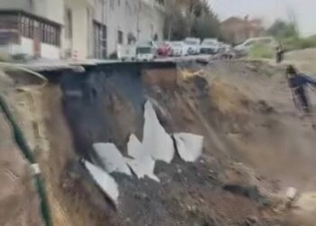Beylikdüzü’nde inşaat çalışması sırasında yol çöktü; o anlar kamerada