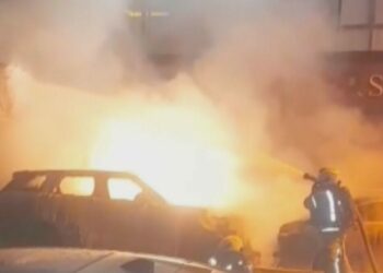 Kadıköy’de oto galeride yangın: 4 araç kullanılamaz hale geldi