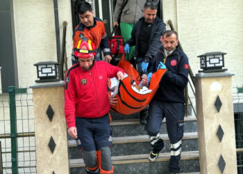 Avcılar'da haber alınamayan 89 yaşındaki kadına kapı kırılarak ulaşıldı