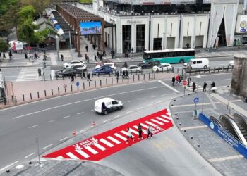 Yaya ölümlerine dikkat çekmek için halıdan 'yaya yolu' yaptı