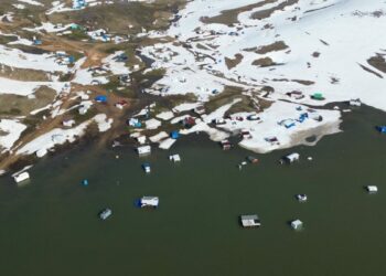 Erciyes'te kar erimeye başladı; kuruyan gölün etrafındaki karavan ve çadırlar su altında kaldı