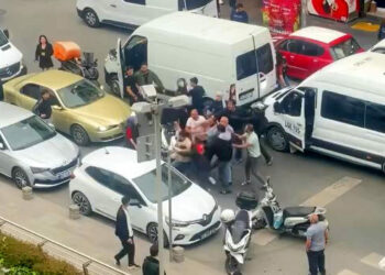 Esenyurt'ta yol verme tartışmasında minibüsten inip kuryeyi dövdüler