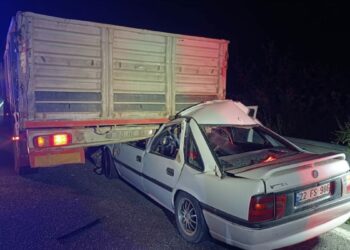TIR'a çarpan otomobilin sürücüsü öldü, 1 ağır yaralı