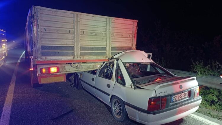 TIR'a çarpan otomobilin sürücüsü öldü, 1 ağır yaralı