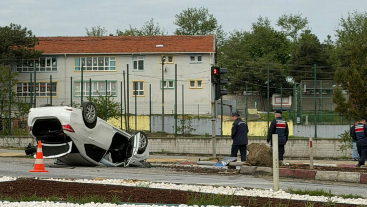 Takla atan otomobilin sürücüsü yaralandı