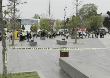 Beşiktaş'ta palayla husumetlisine saldırmak isteyen şüpheliye polis ateş açtı: 4 yaralı
