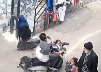Motosikletin küçük çocuğa çarptığı kaza kamerada