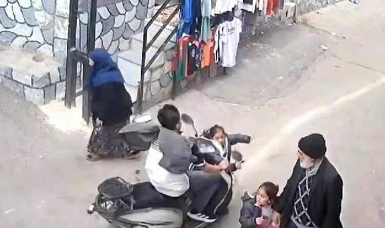 Motosikletin küçük çocuğa çarptığı kaza kamerada