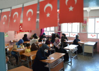 Mardin'de anneler önce kitap okudu, ardından çocuklarının oturduğu sıralarda sınava girdi