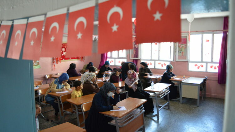 Mardin'de anneler önce kitap okudu, ardından çocuklarının oturduğu sıralarda sınava girdi