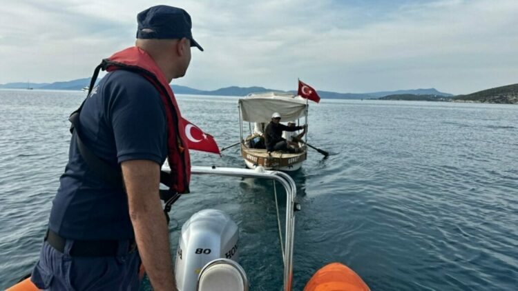 Kuşadası açıklarında sürüklenen teknedeki 3 kişi kurtarıldı