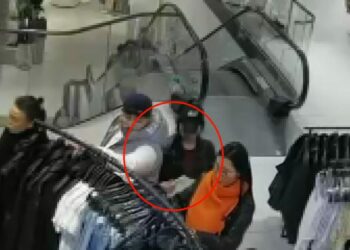 AVM’de alışveriş yapan kadının cep telefonunu çalan yankesiciler yakalandı