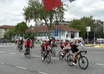 Atatürk'ün doğduğu evden alınan toprak, bisikletle Samsun'a götürülüyor