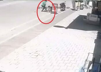 2 yaşındaki çocuğu, sokak ortasında tekmeledi