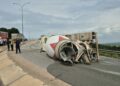Virajda devrilen beton mikserinin sürücüsü yaralandı