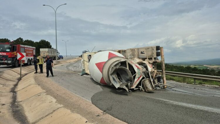 Virajda devrilen beton mikserinin sürücüsü yaralandı