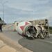 Virajda devrilen beton mikserinin sürücüsü yaralandı