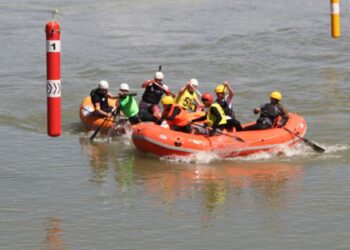 Okul Sporları Rafting Şampiyonası'nda halay ve horon aynı alanda buluştu
