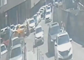 Pendik'te kopan afiş parçası yüzüne çarpan motosiklet sürücüsü kaza yaptı