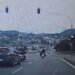 Motosikletin yayaya çarpması sonucu 2 kişi yaralandı; kaza anı kamerada
