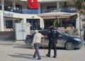 Hatay’da polisin, yolun karşısına geçmekte zorlanan kişiye yardım ettiği anlar kamerada