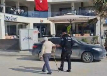 Hatay’da polisin, yolun karşısına geçmekte zorlanan kişiye yardım ettiği anlar kamerada